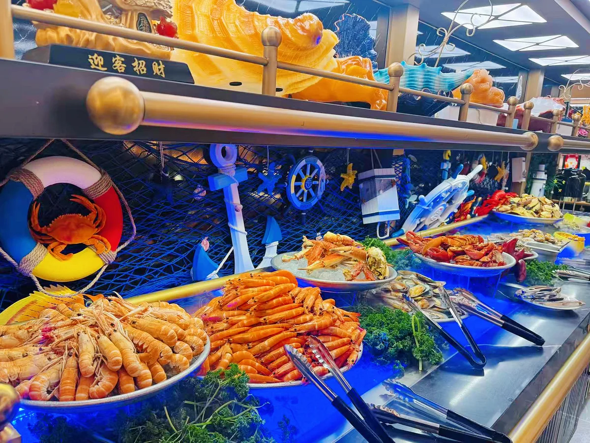 Le bateau bleu des fruits de mer avec ses crevettes et ses langoustines