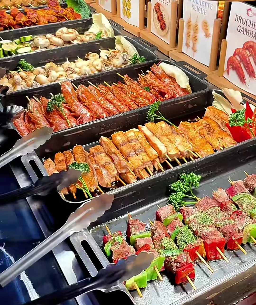 Brochettes grillées sous les lampes de cuivre du buffet chaud