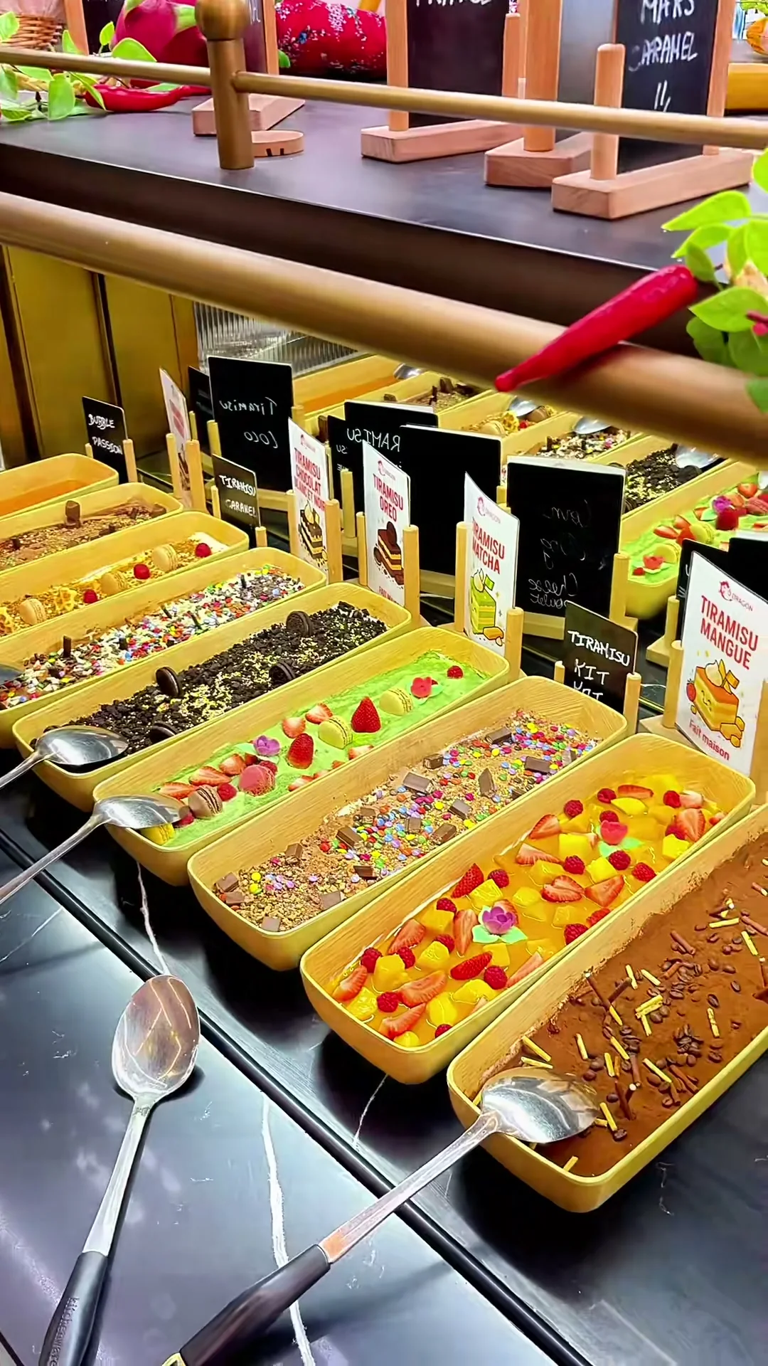 Le buffet des desserts : gâteaux, tartes et macarons