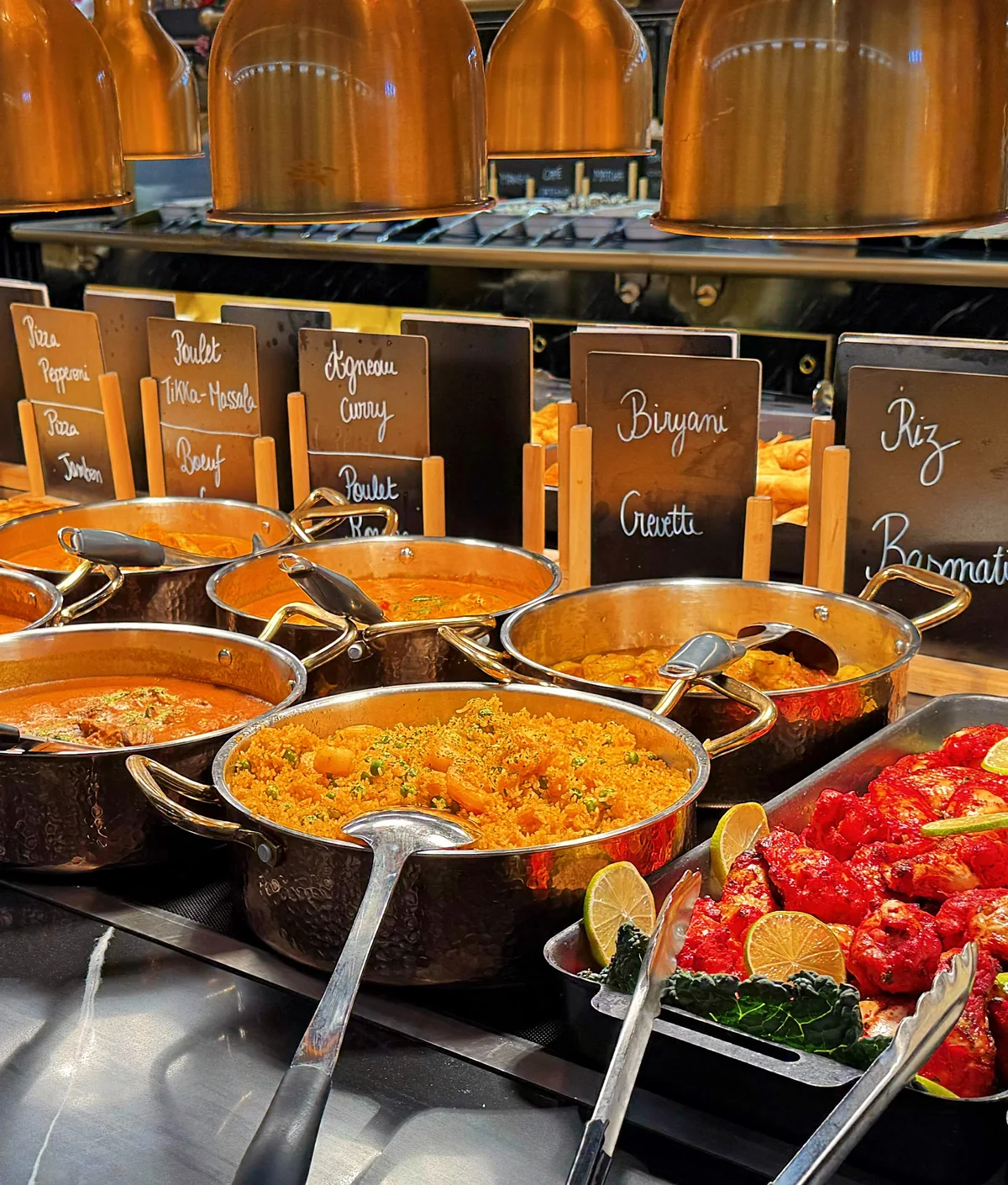 Marmites de curry et de biryani, poulet tikka et ardoises de la station indienne