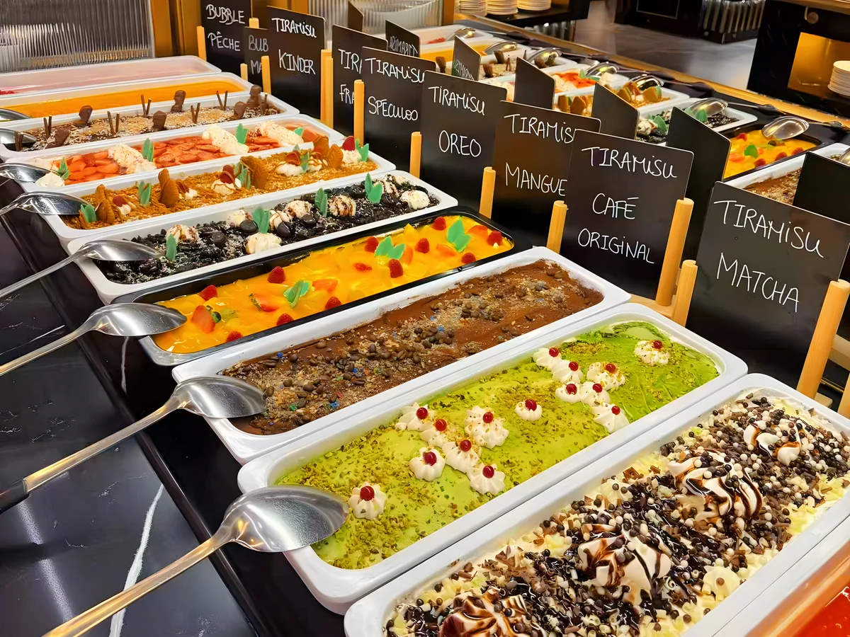 Bacs de tiramisu, matcha et chocolat du buffet des desserts