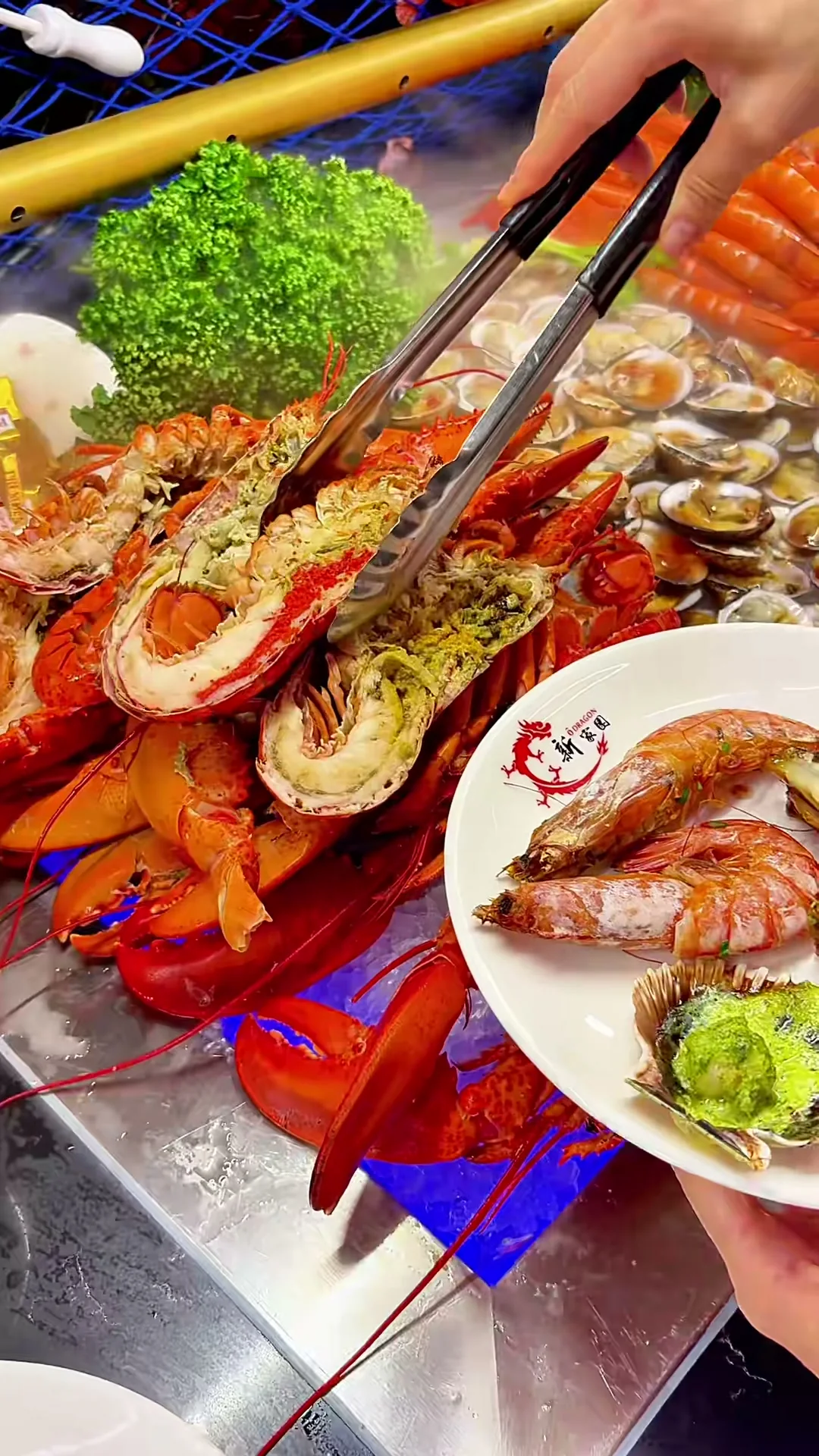 Homards et gambas grillés sur le présentoir de fruits de mer