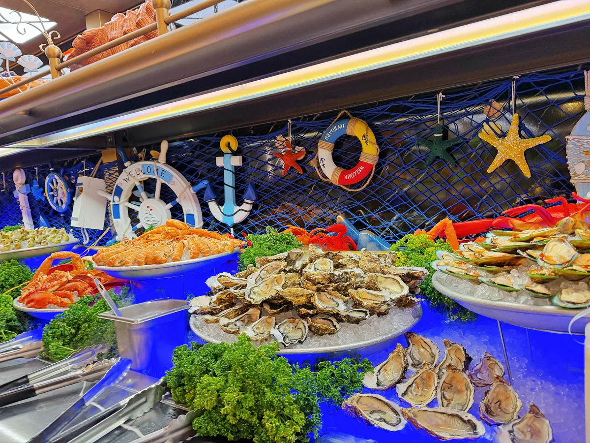 Huîtres, langoustines et crevettes sur le bateau des fruits de mer