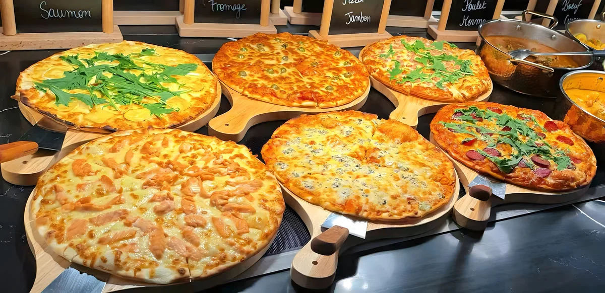 Pizzas maison sorties du four sur leurs planches