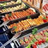 Brochettes grillées sous les lampes du buffet chaud