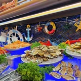 Huîtres et fruits de mer sur le présentoir en forme de bateau