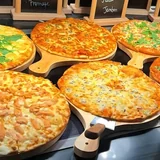 Pizzas maison cuites au four, présentées sur planches