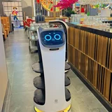Le robot serveur qui accompagne le service en salle