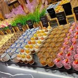 Verrines de desserts maison alignées sur le buffet sucré