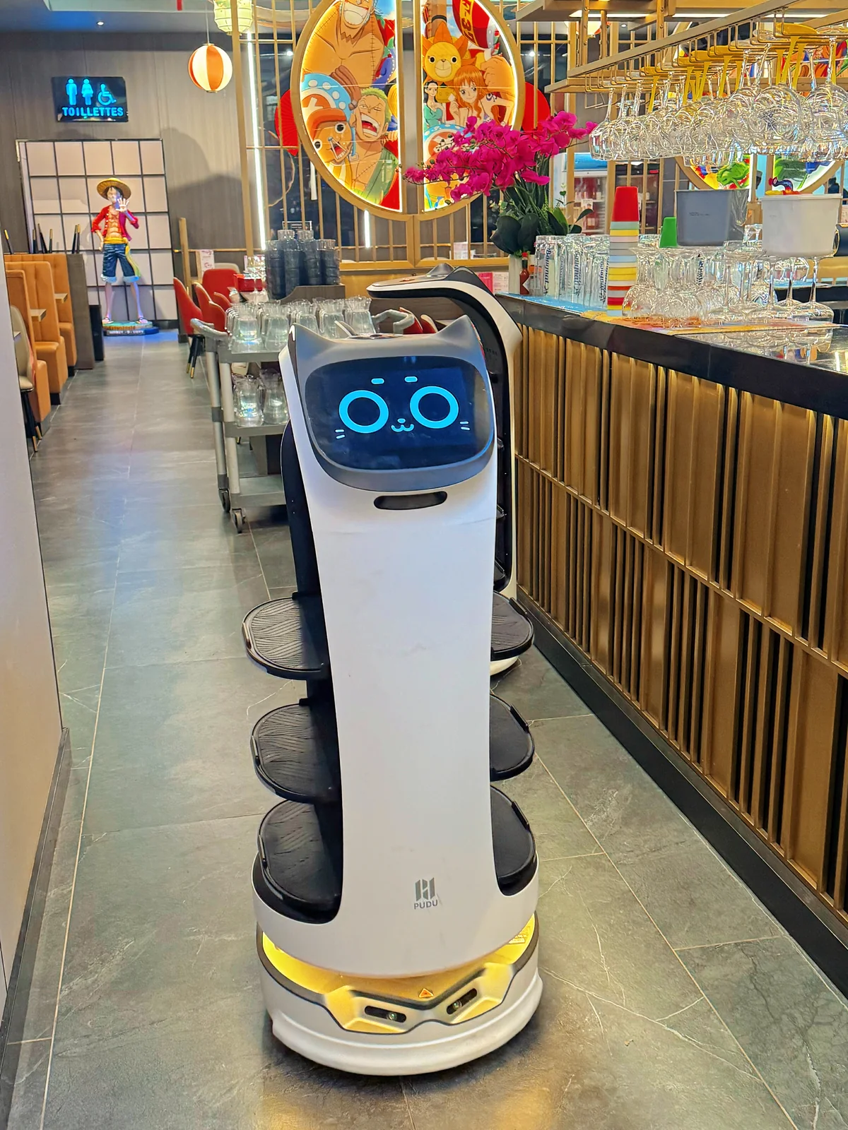 Le robot serveur qui accompagne le service en salle