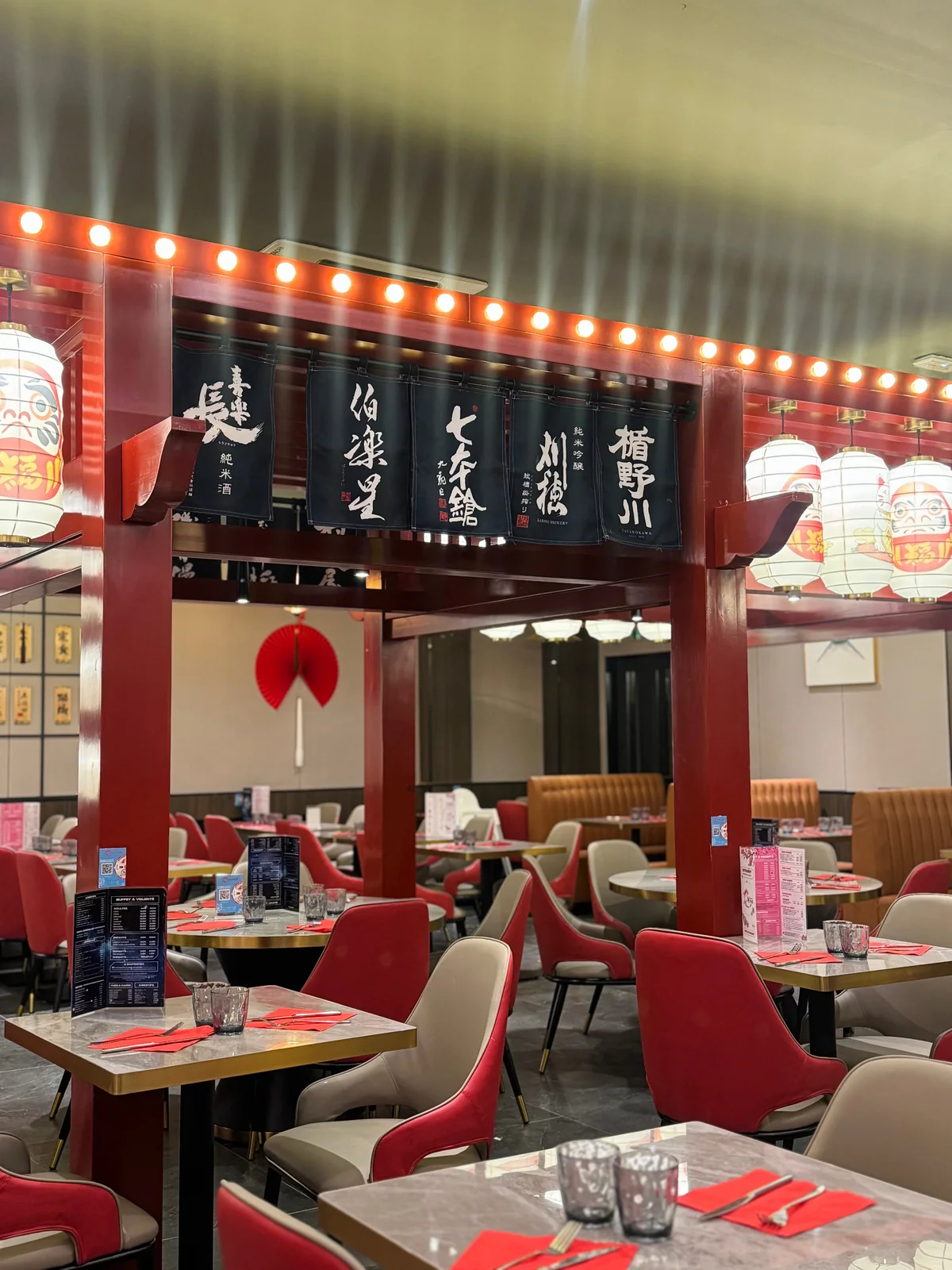 Salle sous les lanternes et l’enseigne japonaise