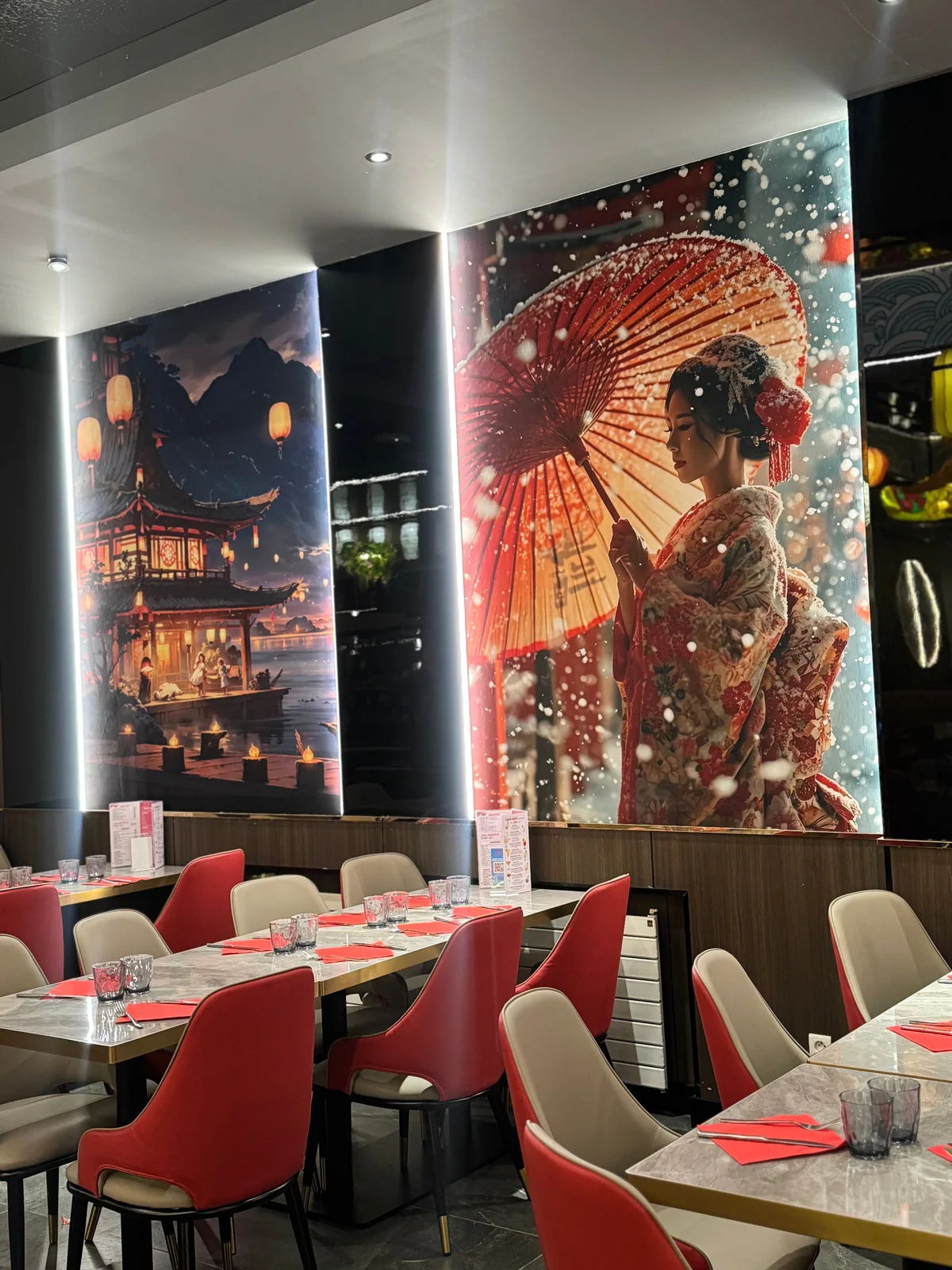Salle avec la fresque du mont Fuji et de la geisha au parapluie