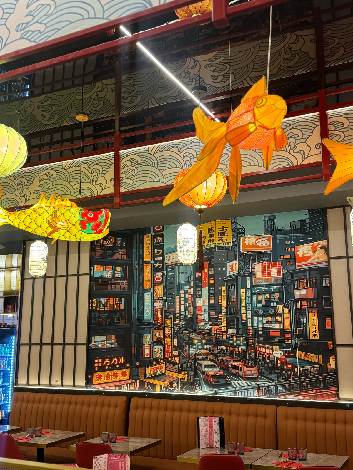 Coin de salle avec la fresque de rue de Tokyo et les lanternes dorées