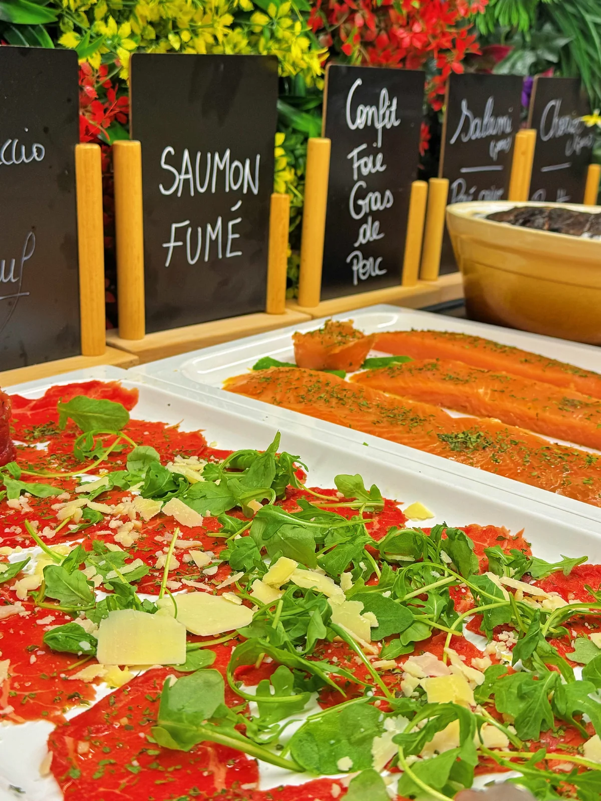 Saumon fumé et carpaccio présentés sur ardoises