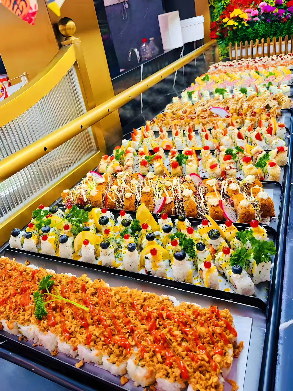 Rangées de sushis et makis préparés le jour même