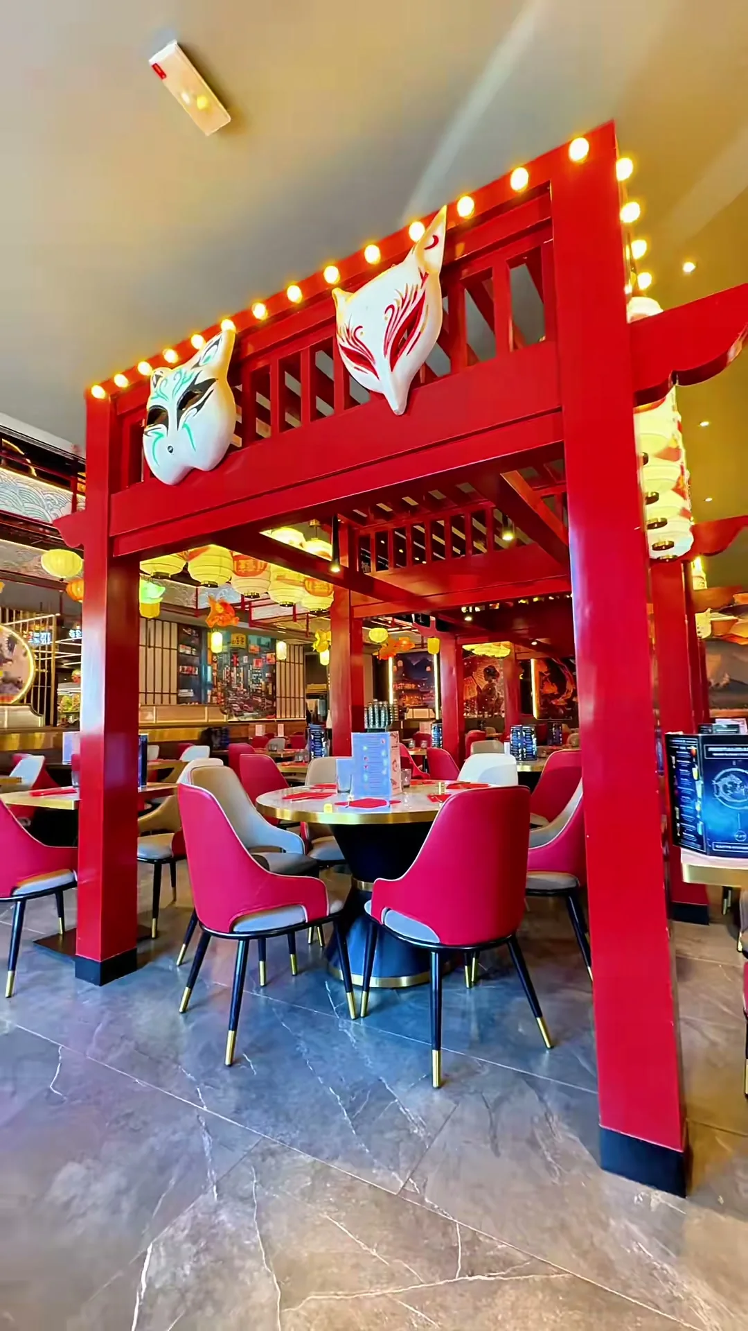 Le portique rouge aux masques kitsune à l’entrée de la salle
