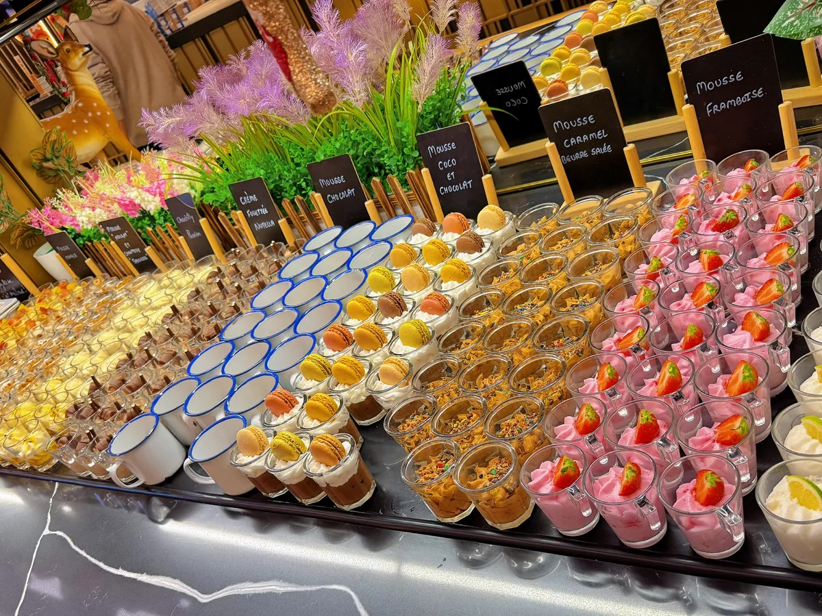 Verrines maison alignées sur le buffet des desserts