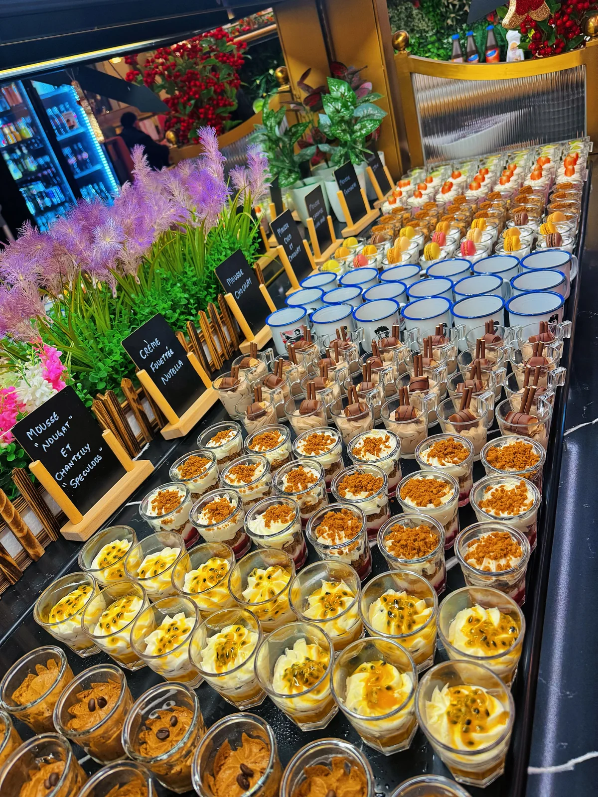 Verrines et desserts entourés de fleurs